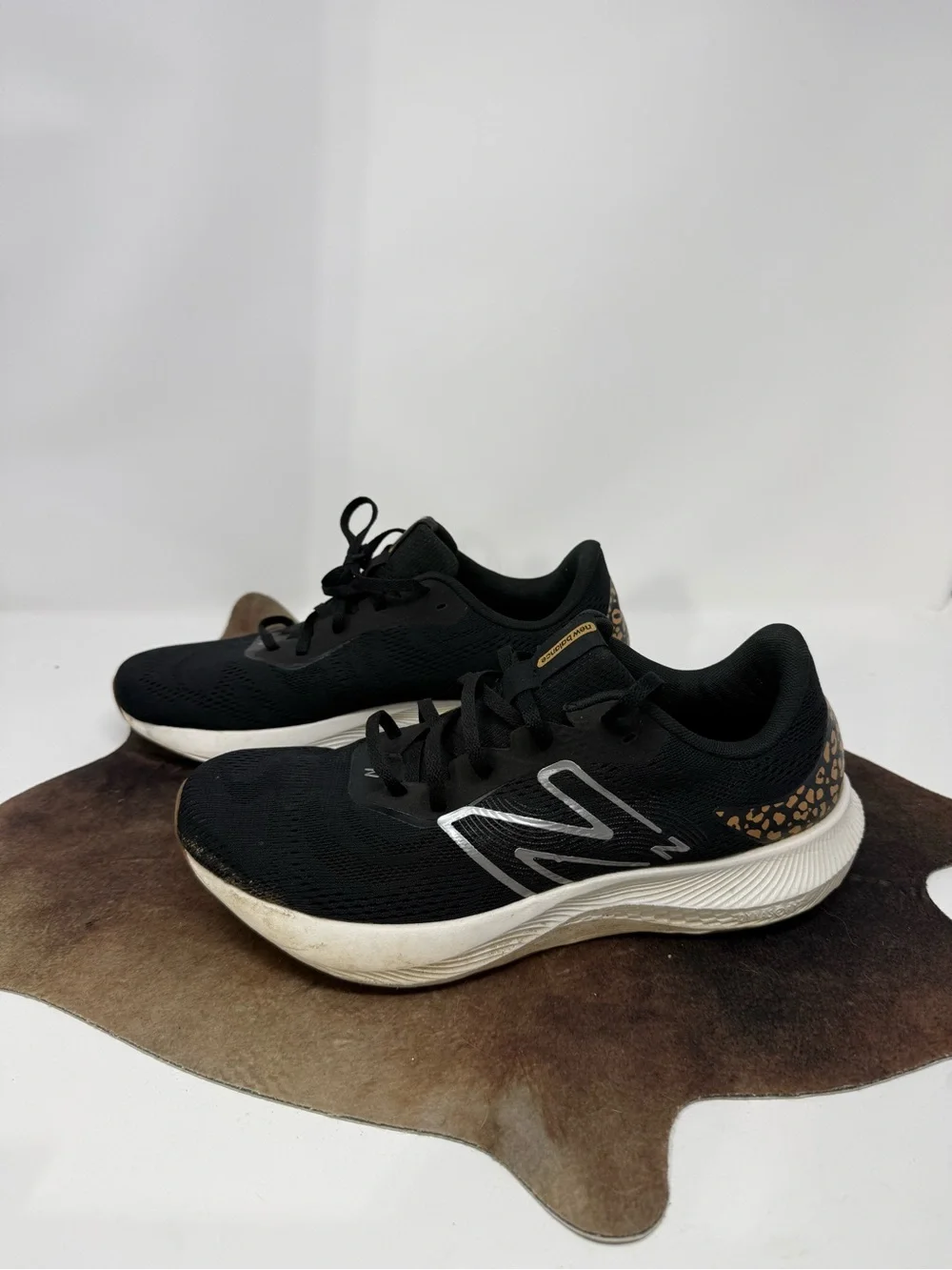 EUC New Balance Women's DynaSoft Pro Run V2 running shoes Sz 11 (GEFIOD)